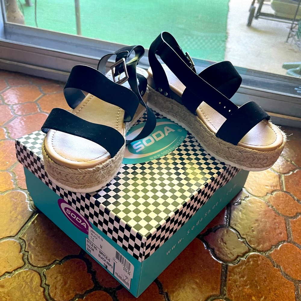 SODA Bryce Platform Sandals Black